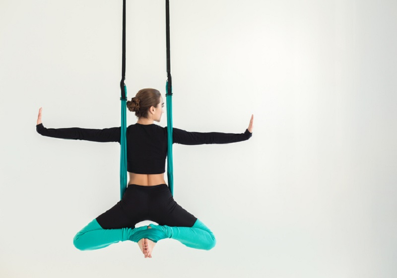 홈트레이닝] 허리 아플 때 좋은 운동, '플라잉 요가' 효과 및 부작용 < FAM NEWS < 기사본문 - FAM타임스